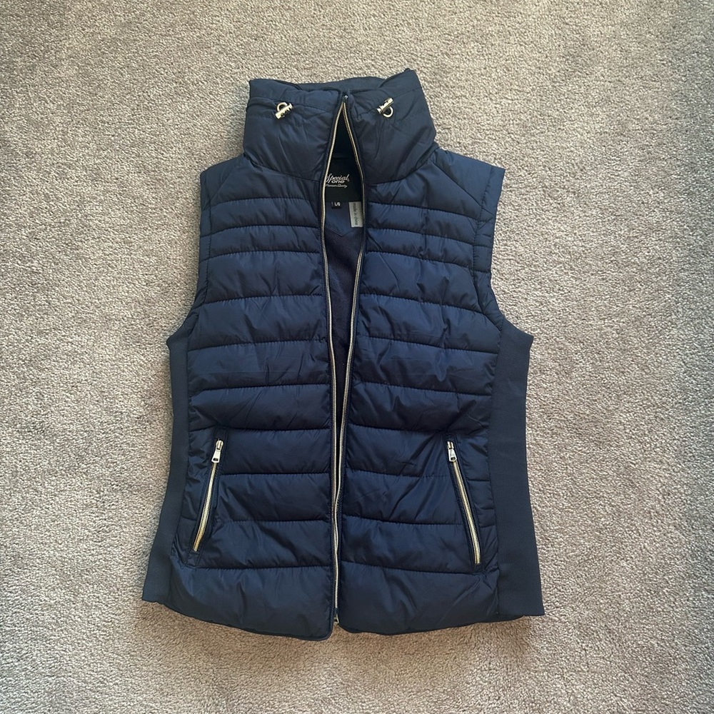Blue Quilted Vest with High Collar and Sporty Style